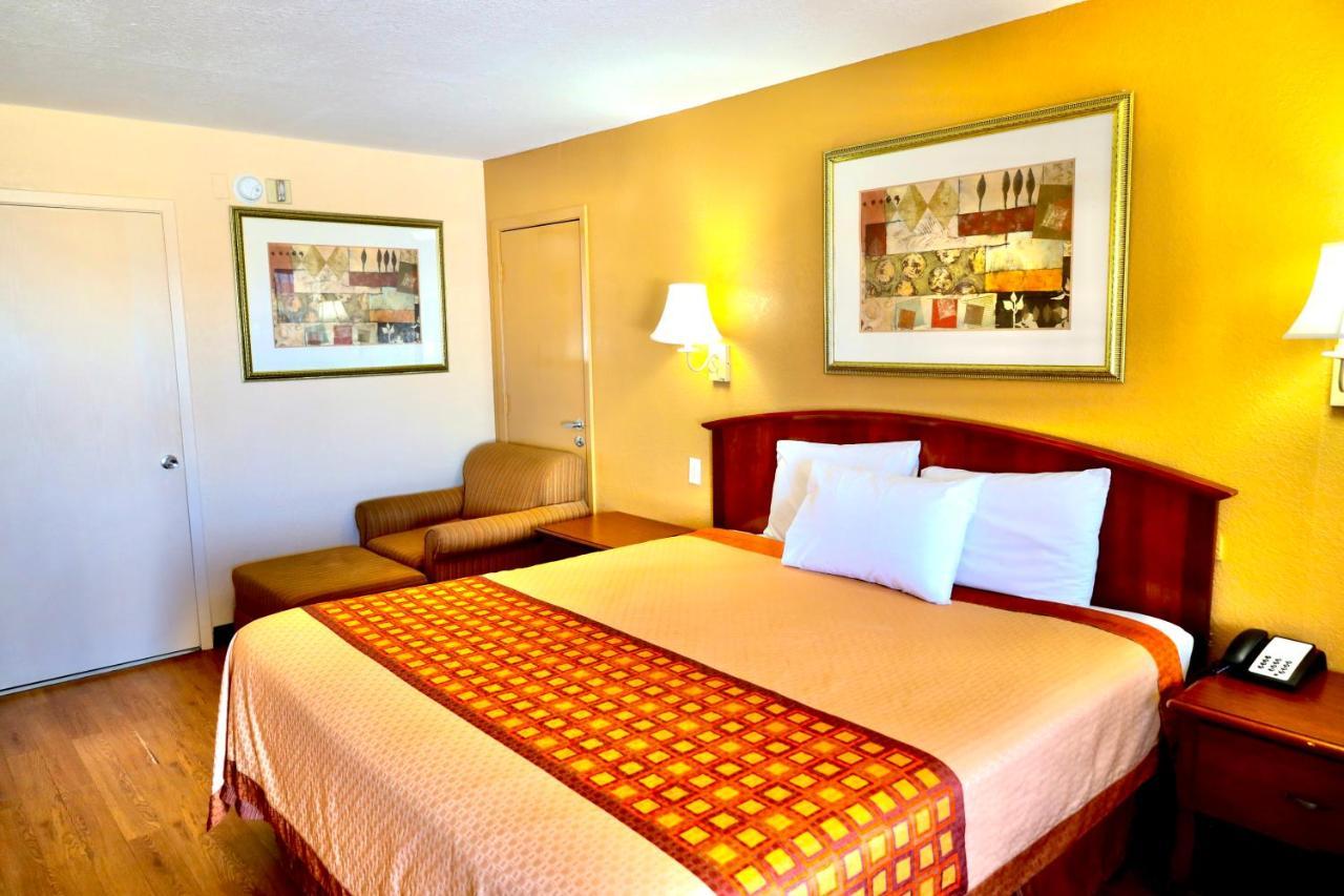 Regency Inn & Suites Gladewater Exterior photo